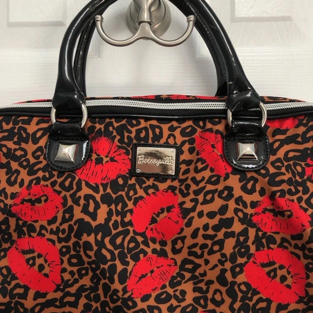 Betsey Johnson flaws multiple